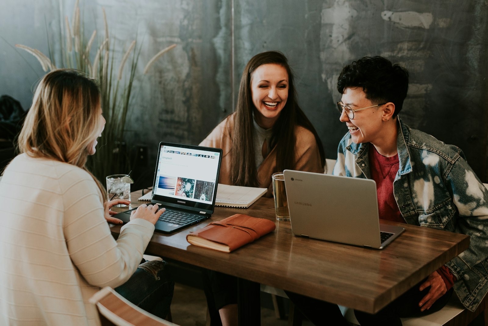 Equipo de trabajo formándose en la oficina